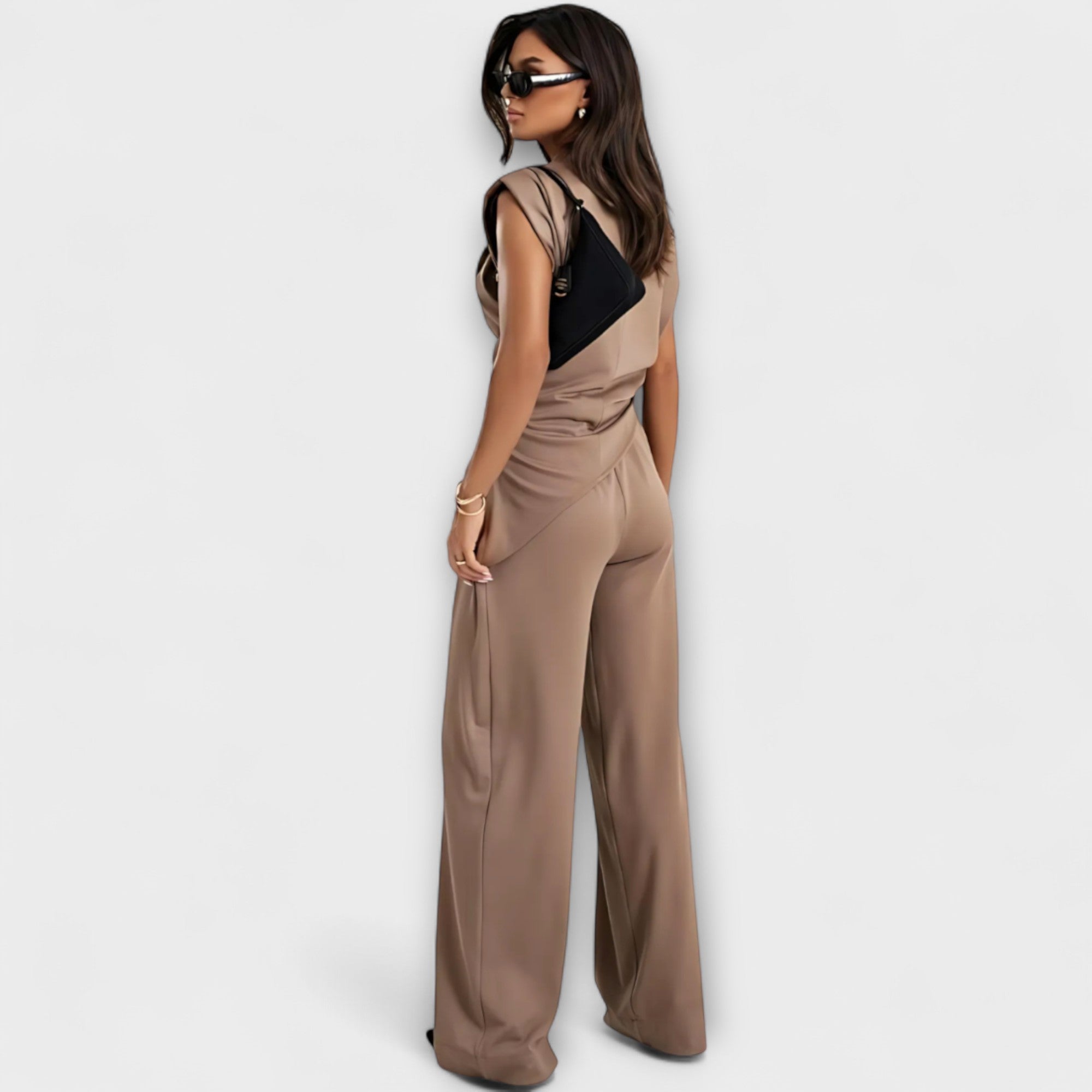 Kristina | Asymmetrisk Ensemble med Draperade Axlar