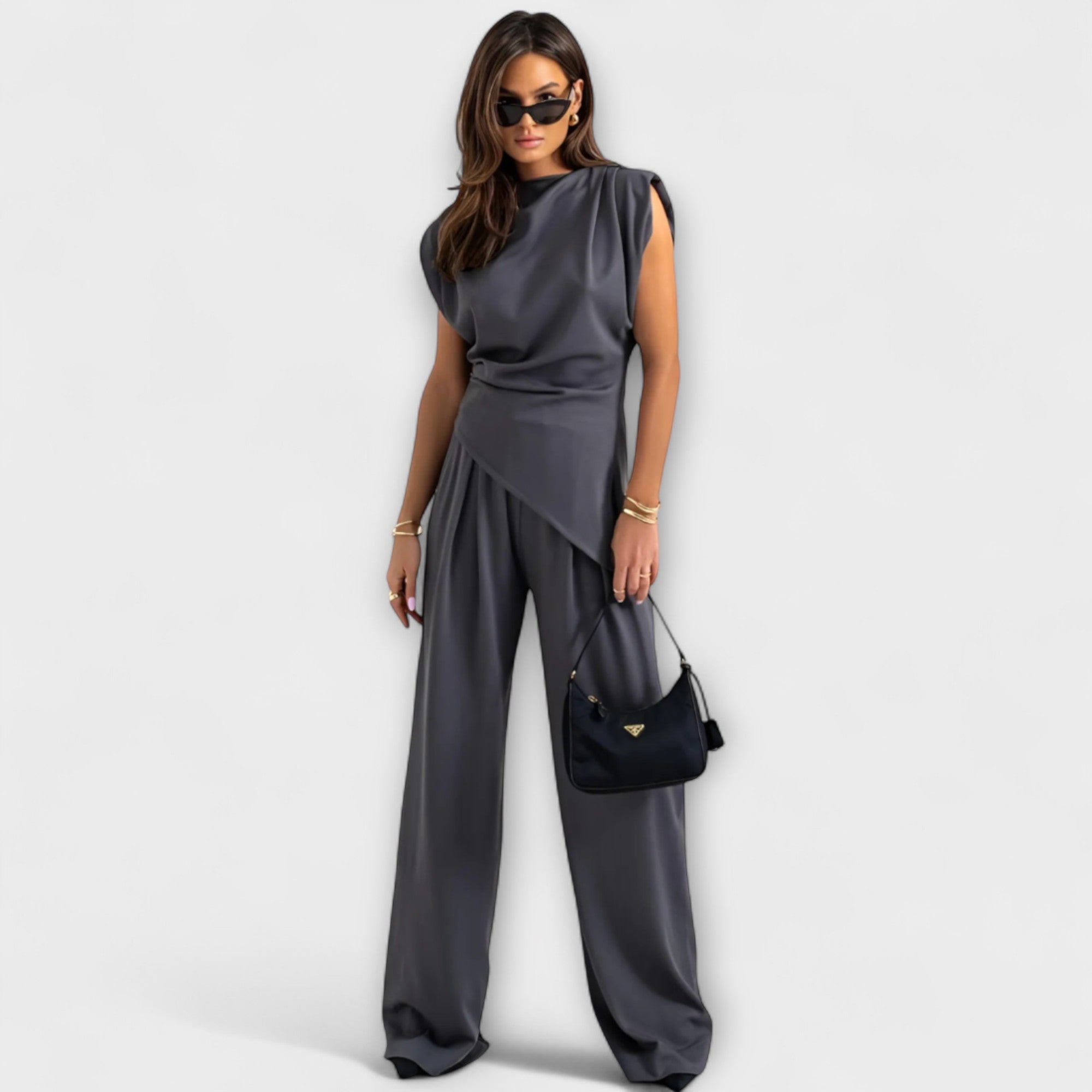 Kristina | Asymmetrisk Ensemble med Draperade Axlar