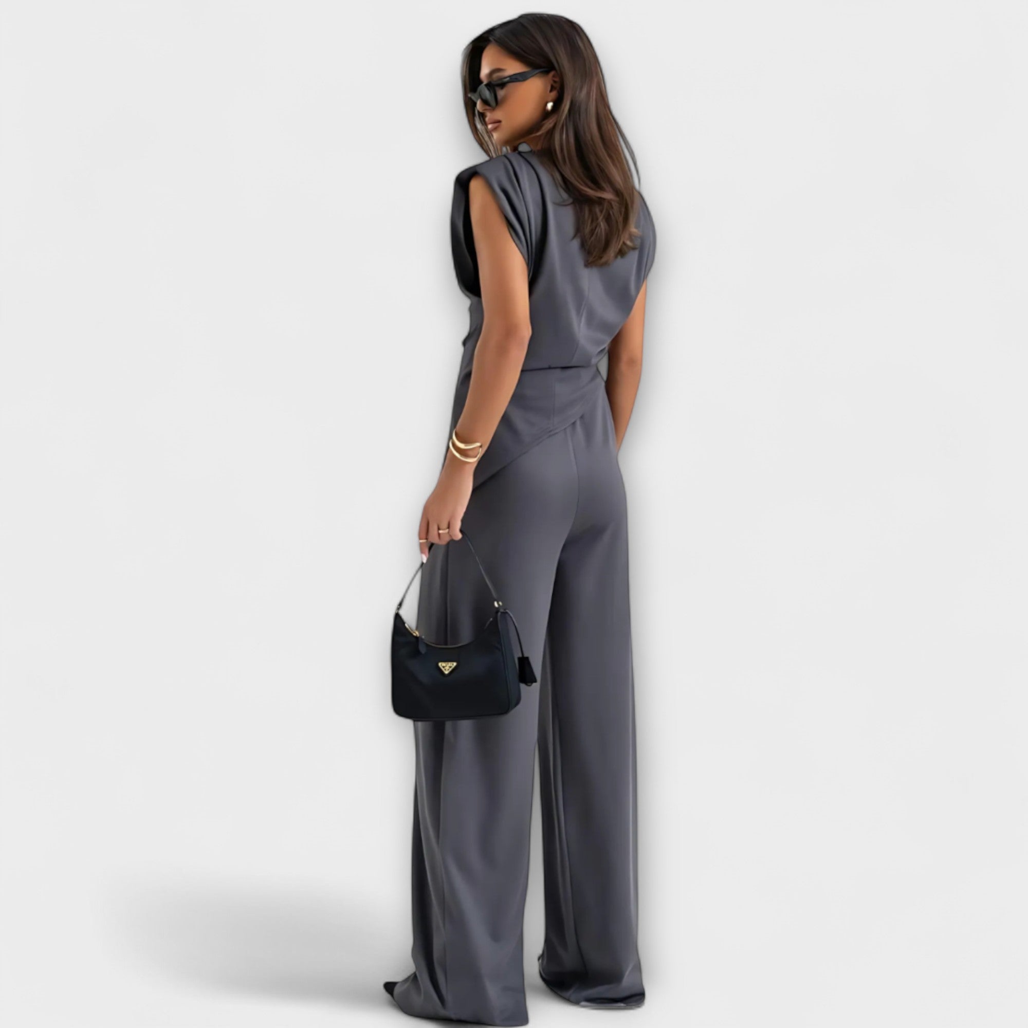 Kristina | Asymmetrisk Ensemble med Draperade Axlar