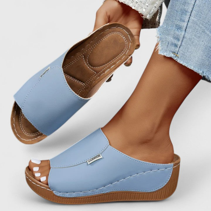 Rebecka | Ortopediska sandaler i beige lÀder med justerbar rem