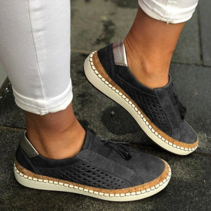 Hilda | Ortopediska slip-ons i svart läder med stödjande sula