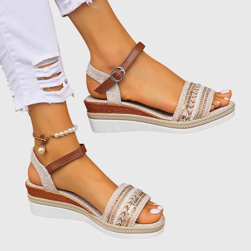 Astrid | Avslappnade sommarsandaler i beige läder