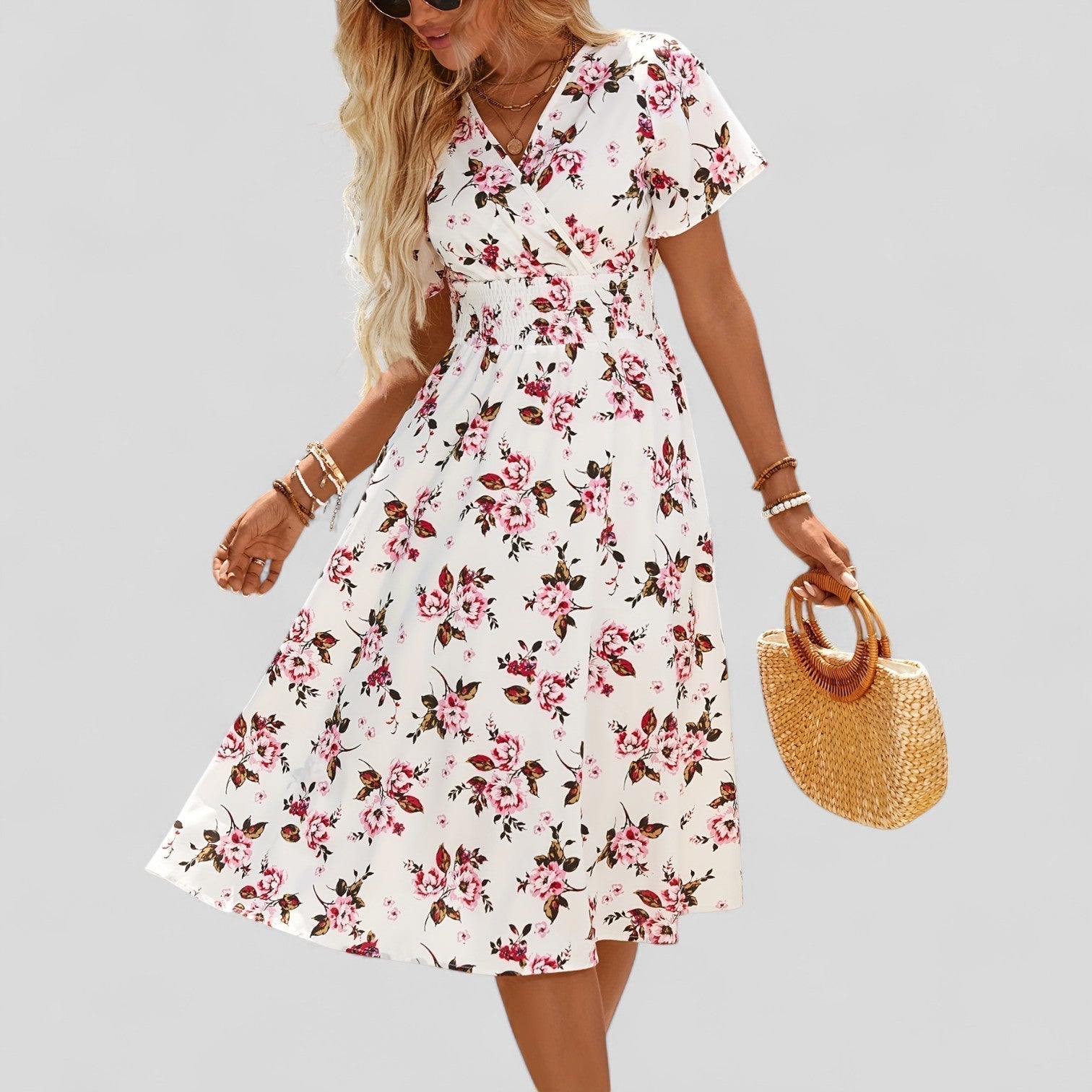 Klara | Blommig rosa sommarklänning i midi med klassisk snitt