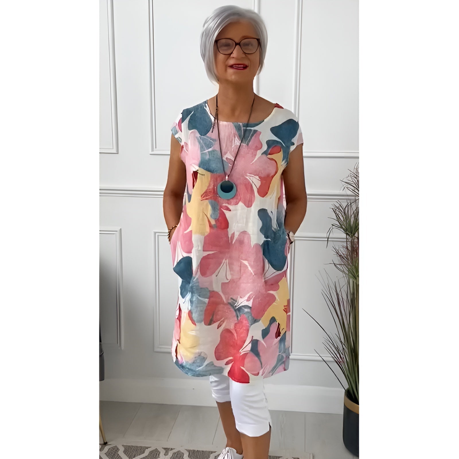 Maja | Lättviktig Klänning med Blommönster i Vit, Blå och Rosa