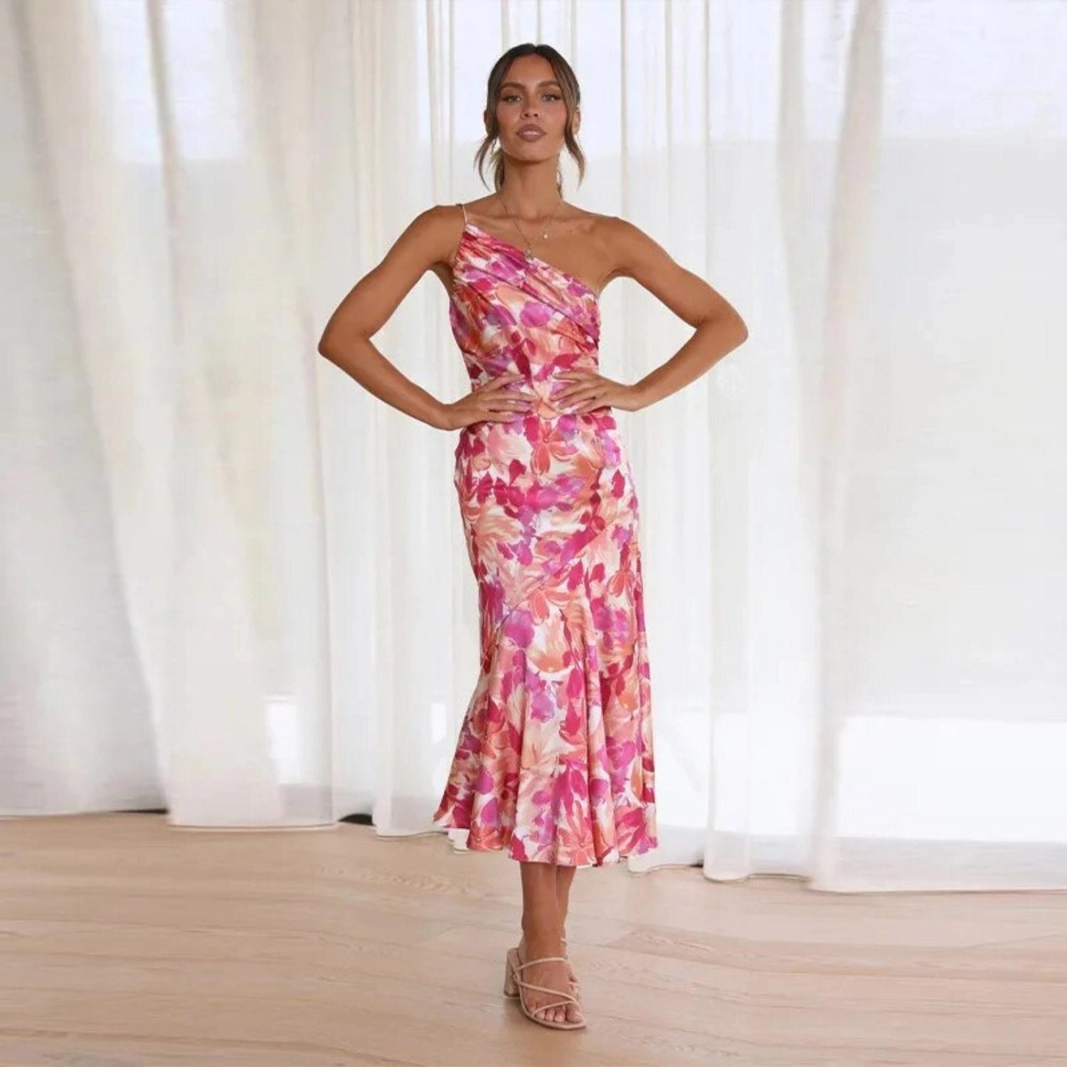 Emma | Maxi Asymmetrisk Klänning med Blommönster i Viskös Trikå Rosa