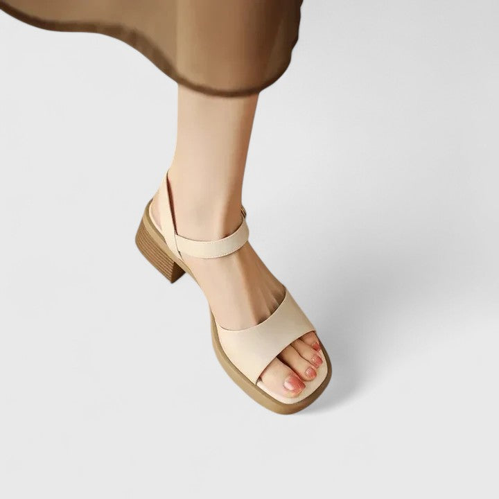 Britta | Eleganta sandaler i svart läder
