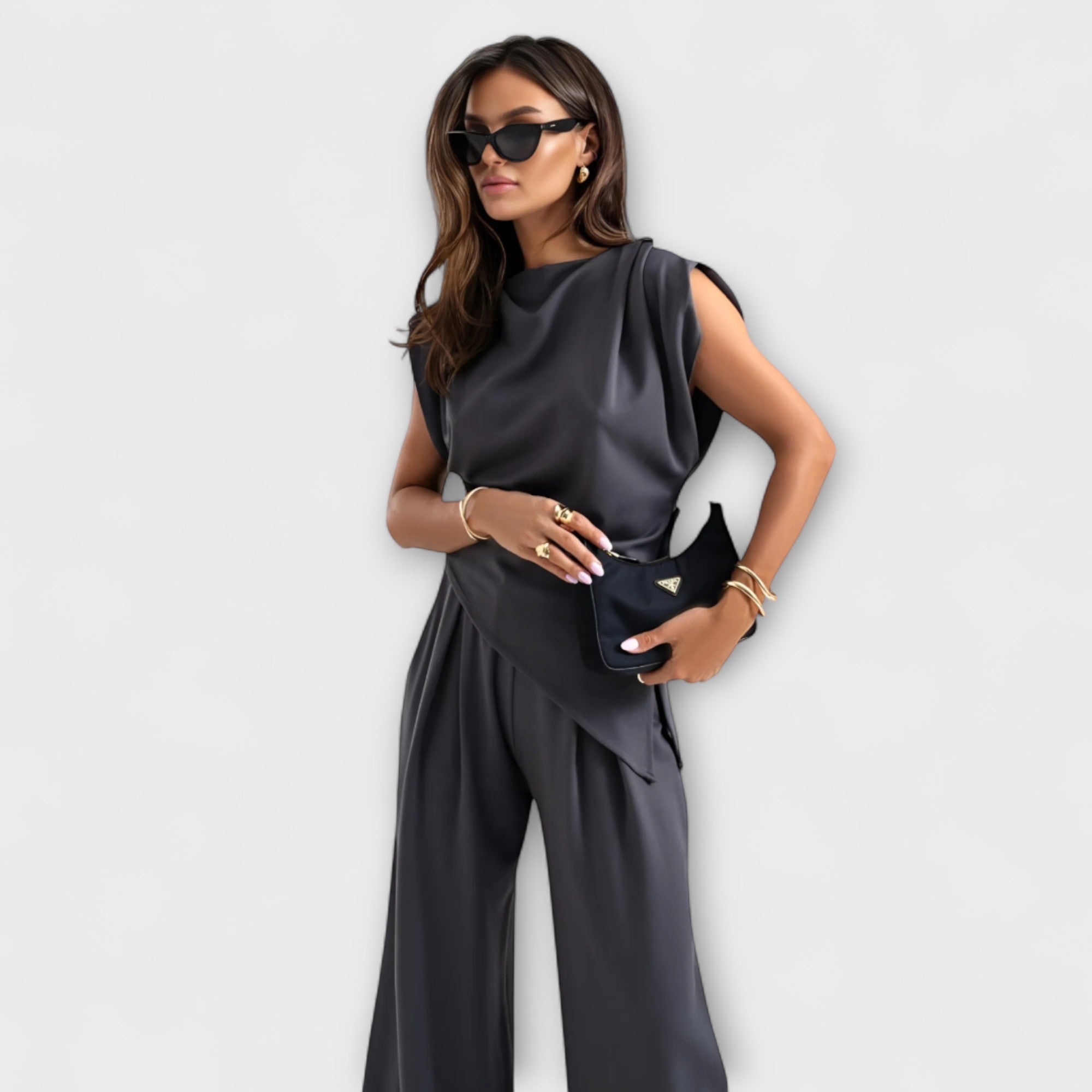 Kristina | Asymmetrisk Ensemble med Draperade Axlar