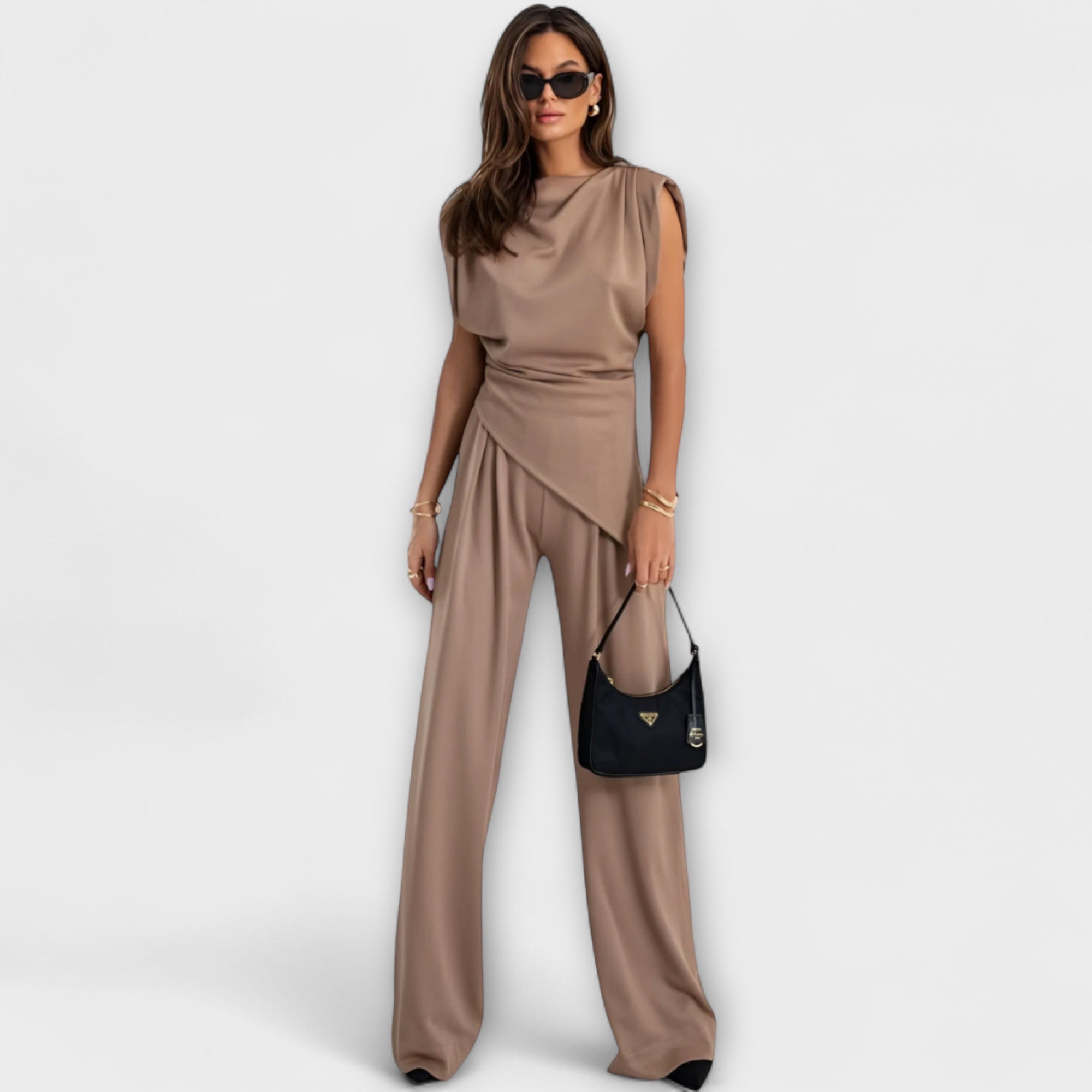Kristina | Asymmetrisk Ensemble med Draperade Axlar