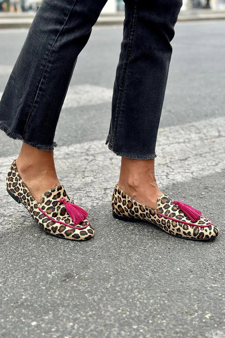 DÄGGDJURSMÖNSTER LOAFER MED FUCHSIA FRANSAR