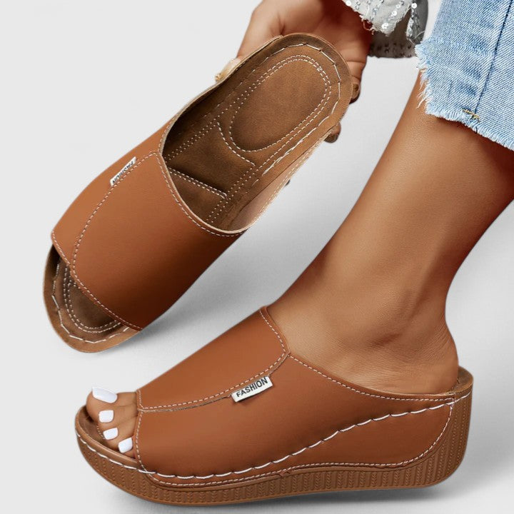 Rebecka | Ortopediska sandaler i beige läder med justerbar rem