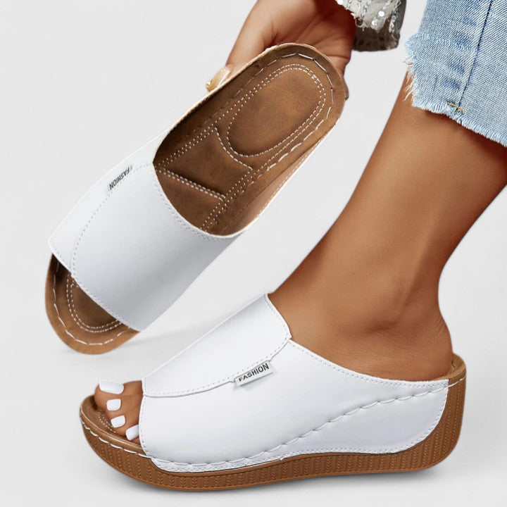Rebecka | Ortopediska sandaler i beige läder med justerbar rem