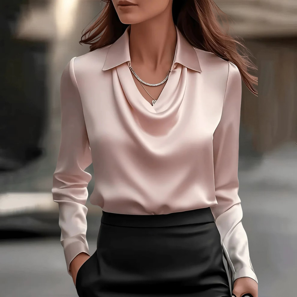 Maja | elegant satinblus i klassisk snitt, svart