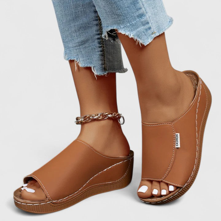 Rebecka | Ortopediska sandaler i beige läder med justerbar rem