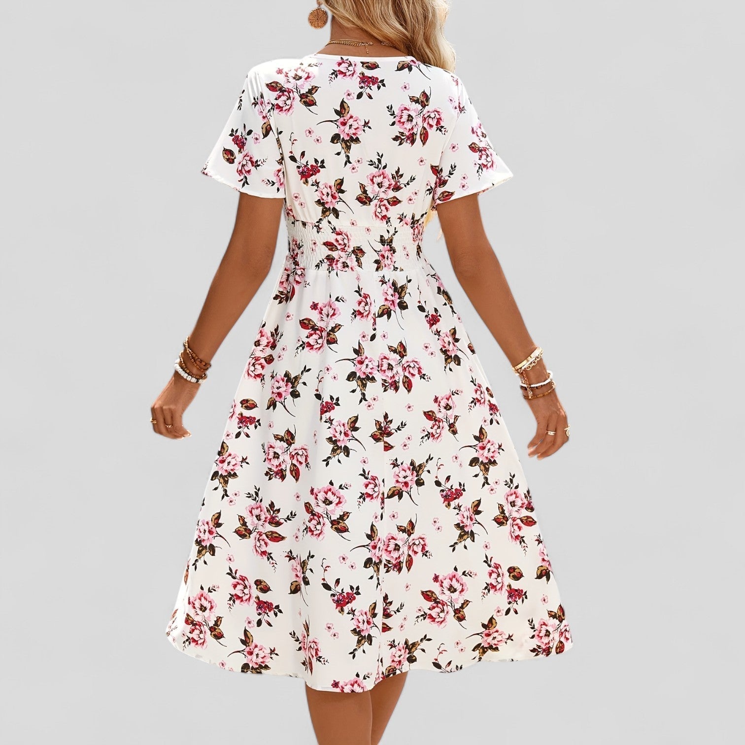 Klara | Blommig rosa sommarklänning i midi med klassisk snitt