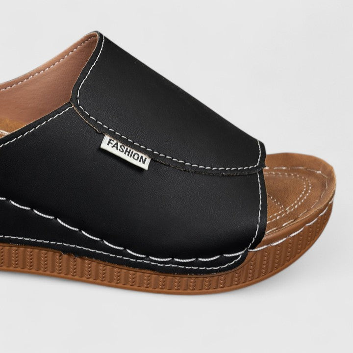 Rebecka | Ortopediska sandaler i beige läder med justerbar rem