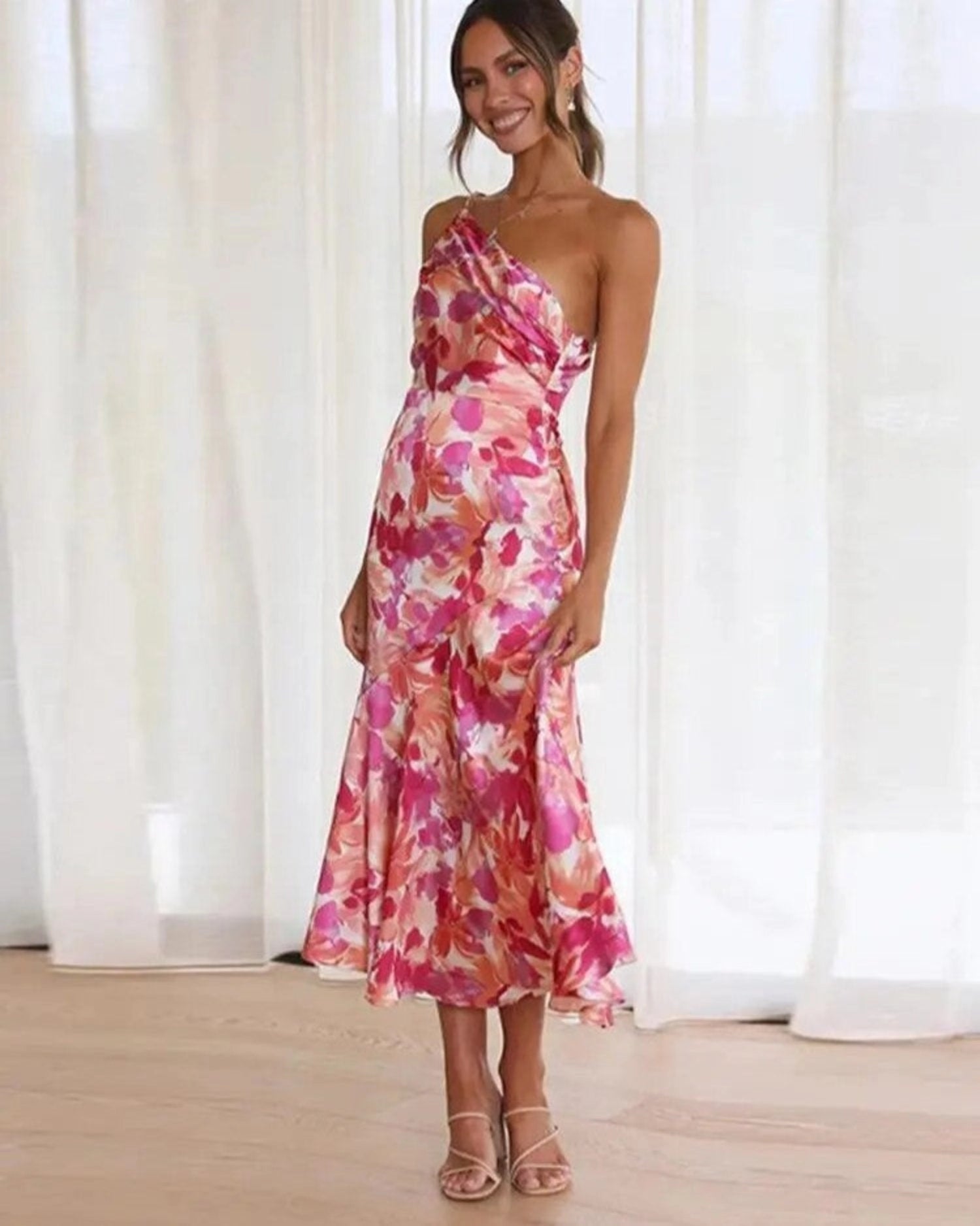 Emma | Maxi Asymmetrisk Klänning med Blommönster i Viskös Trikå Rosa
