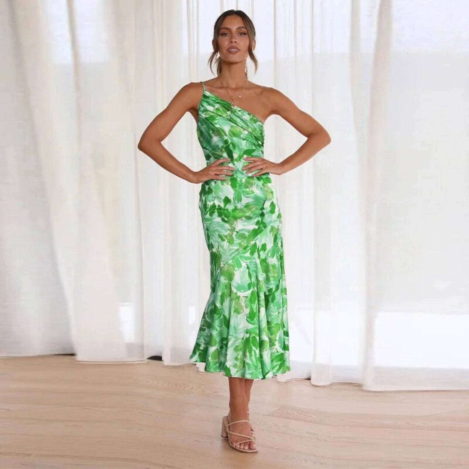 Emma | Maxi Asymmetrisk Klänning med Blommönster i Viskös Trikå Rosa
