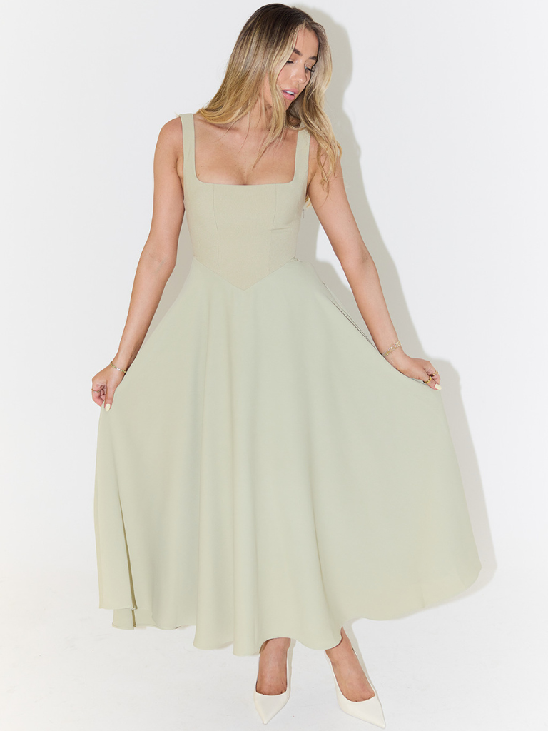 Lovisa | Elegant Aftonklänning i Svart Siden