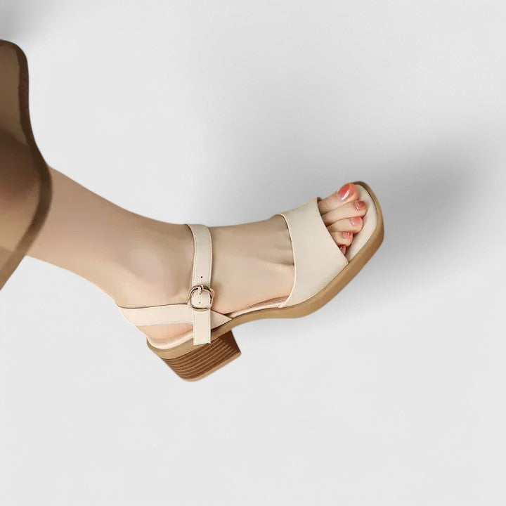 Britta | Eleganta sandaler i svart läder