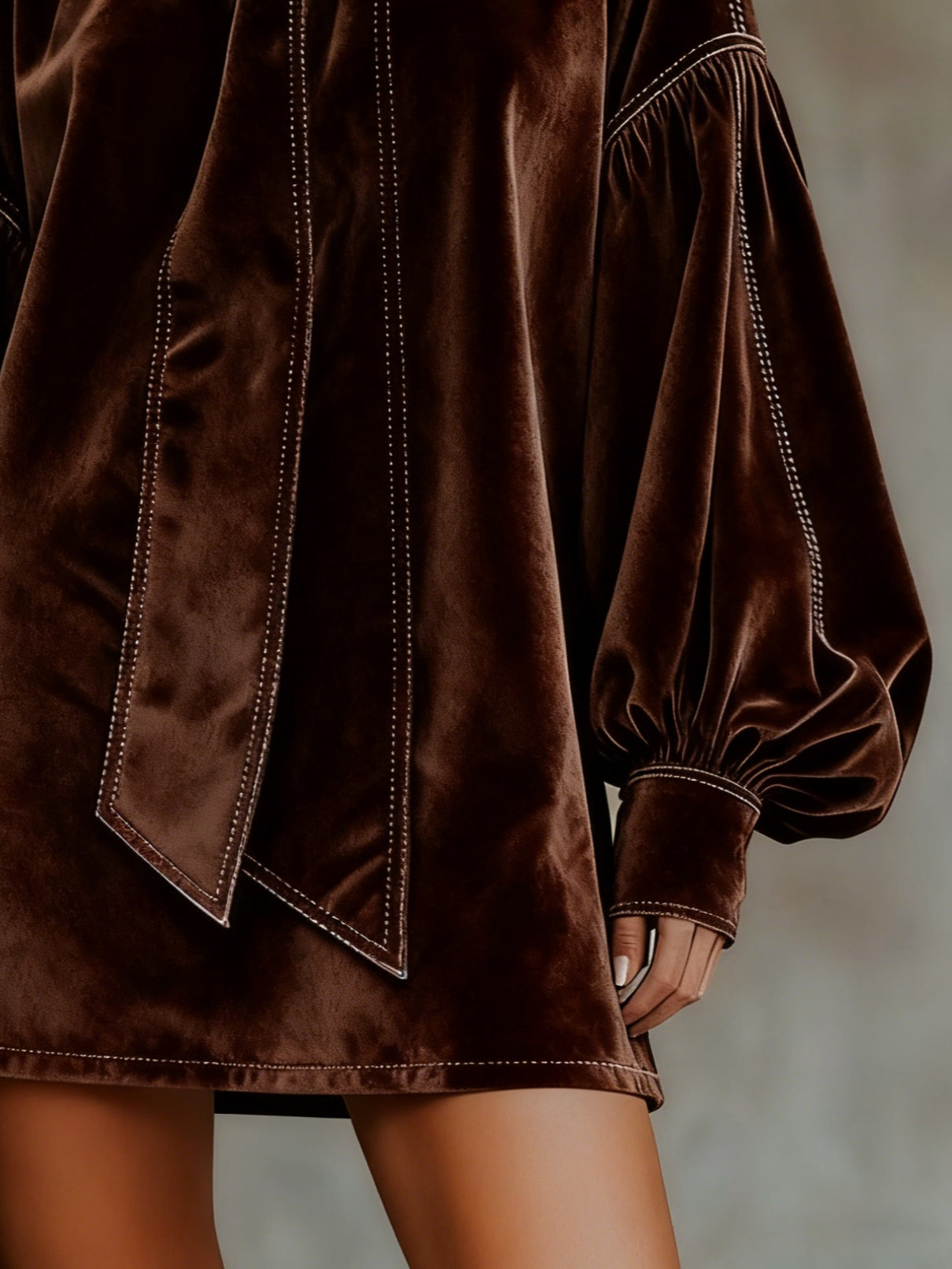 Valentina – Mini Klänning i Sammet med Slips