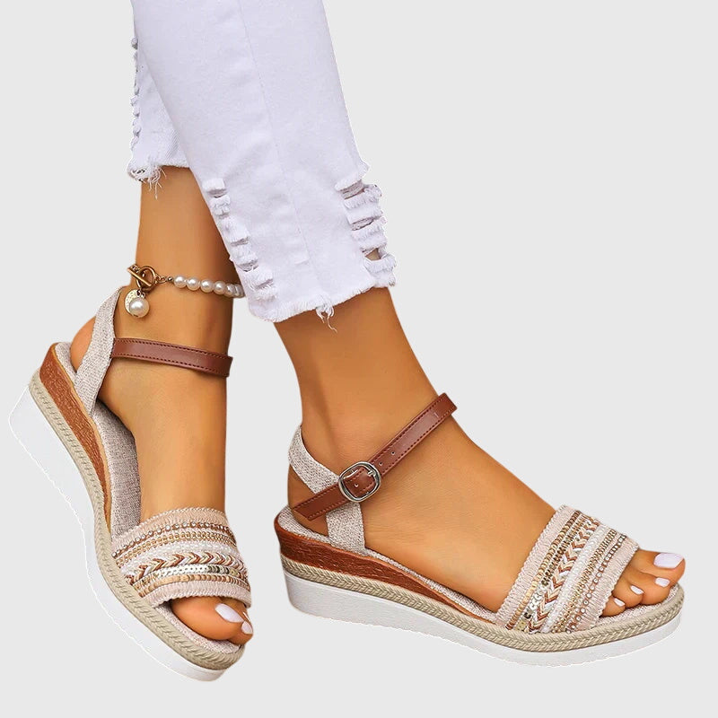 Astrid | Avslappnade sommarsandaler i beige läder