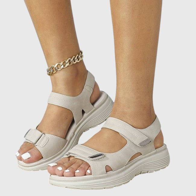 Maja | Ortopediska sommarsandaler i beige läder med justerbar rem