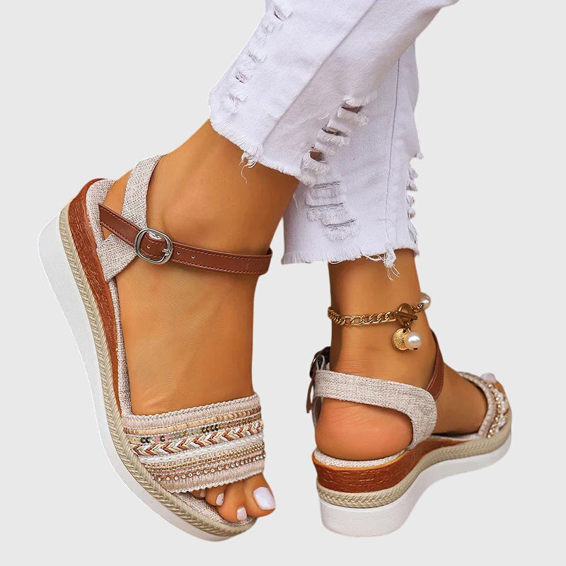 Astrid | Avslappnade sommarsandaler i beige läder